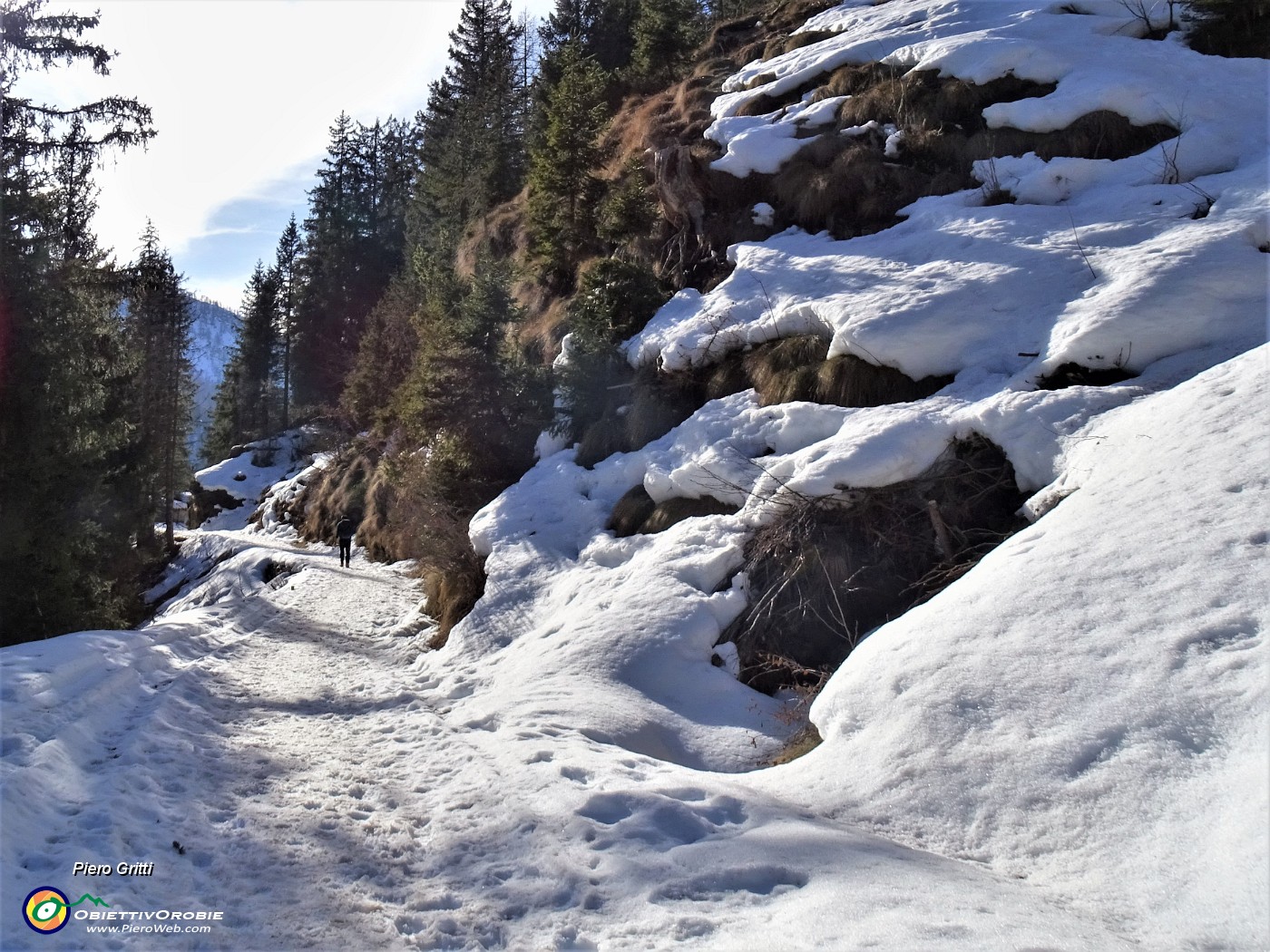 68 In comoda discesa su neve rammollita baciati dal sole.JPG